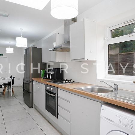 Large Home For Contractors & Families - Garden & Amenities Londen Buitenkant foto