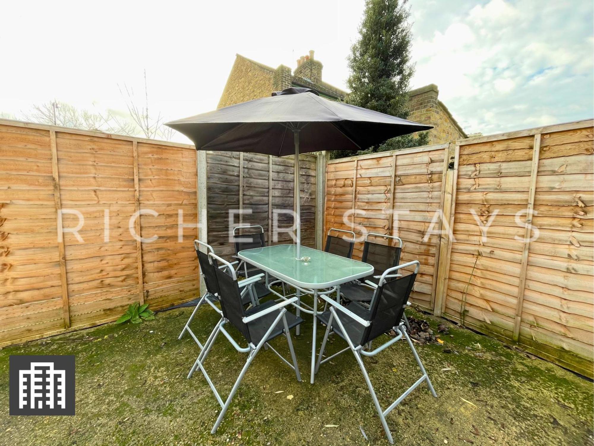 Large Home For Contractors & Families - Garden & Amenities Londen Buitenkant foto
