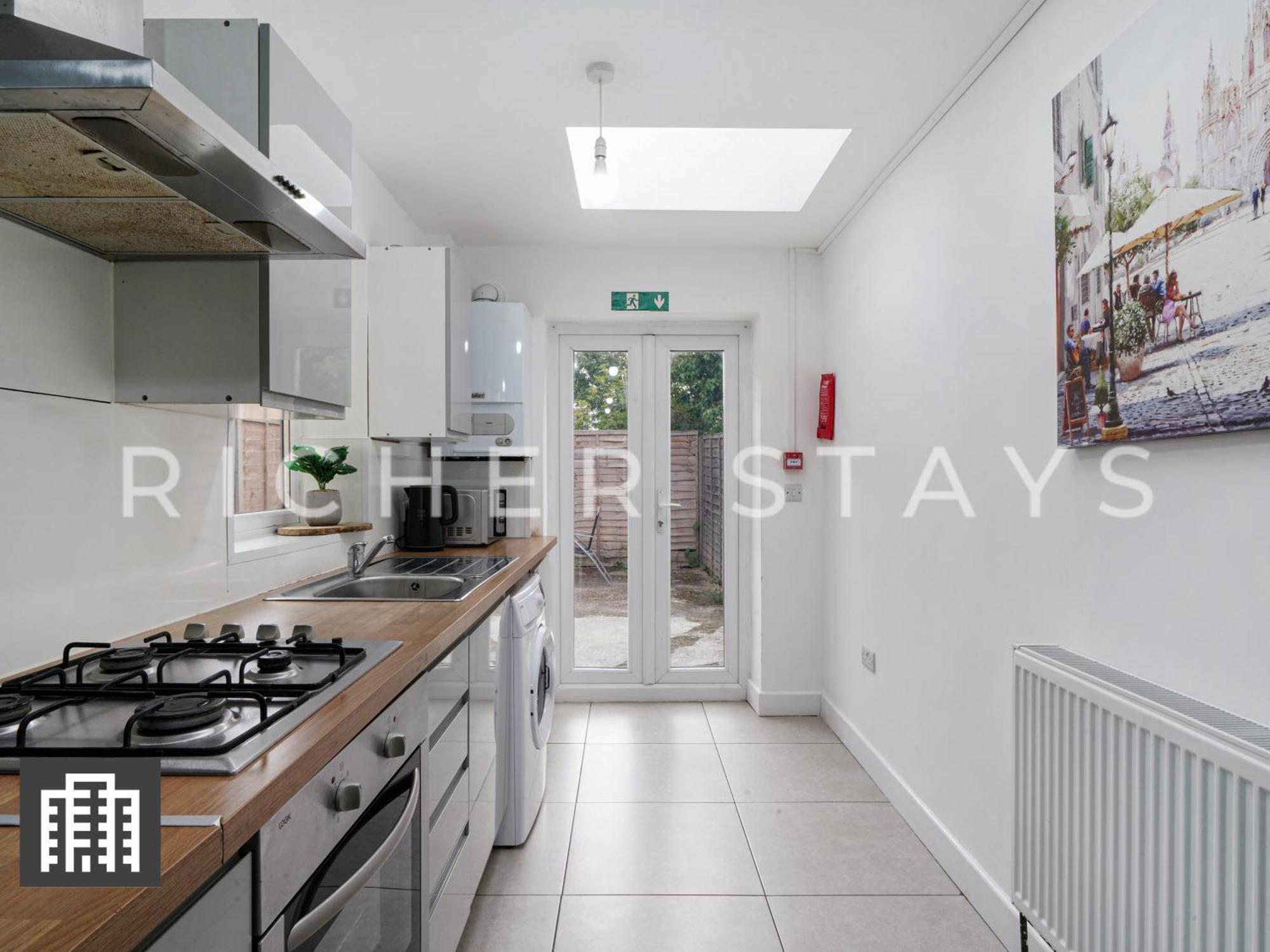 Large Home For Contractors & Families - Garden & Amenities Londen Buitenkant foto