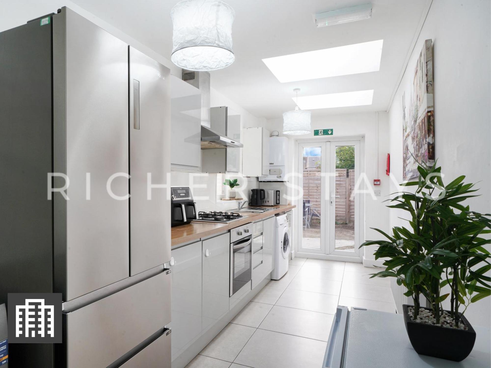 Large Home For Contractors & Families - Garden & Amenities Londen Buitenkant foto