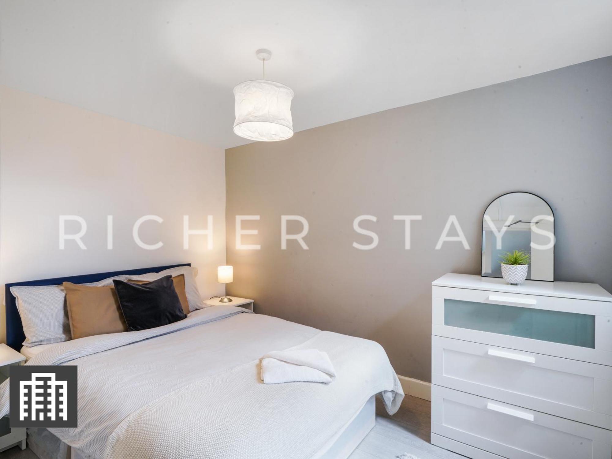 Large Home For Contractors & Families - Garden & Amenities Londen Buitenkant foto
