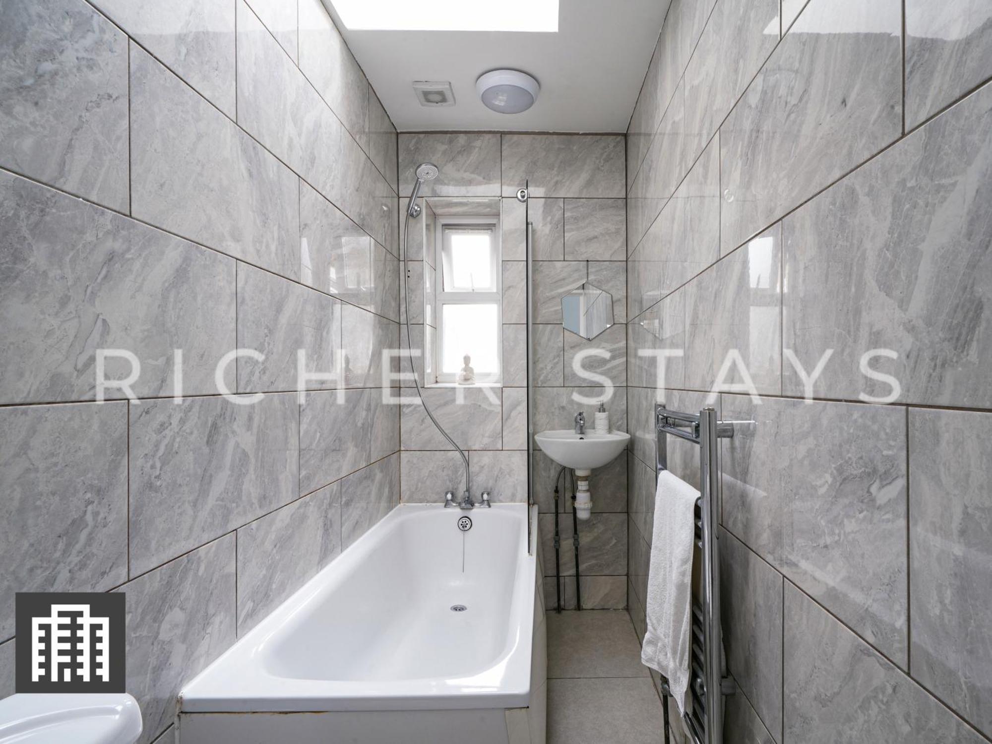 Large Home For Contractors & Families - Garden & Amenities Londen Buitenkant foto