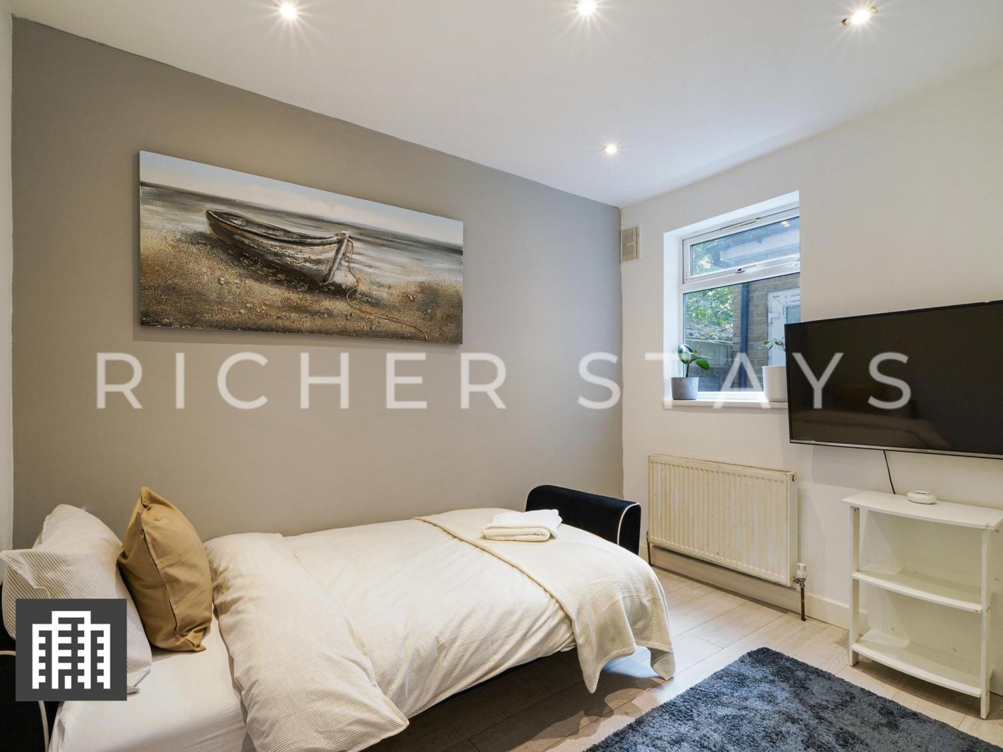 Large Home For Contractors & Families - Garden & Amenities Londen Buitenkant foto