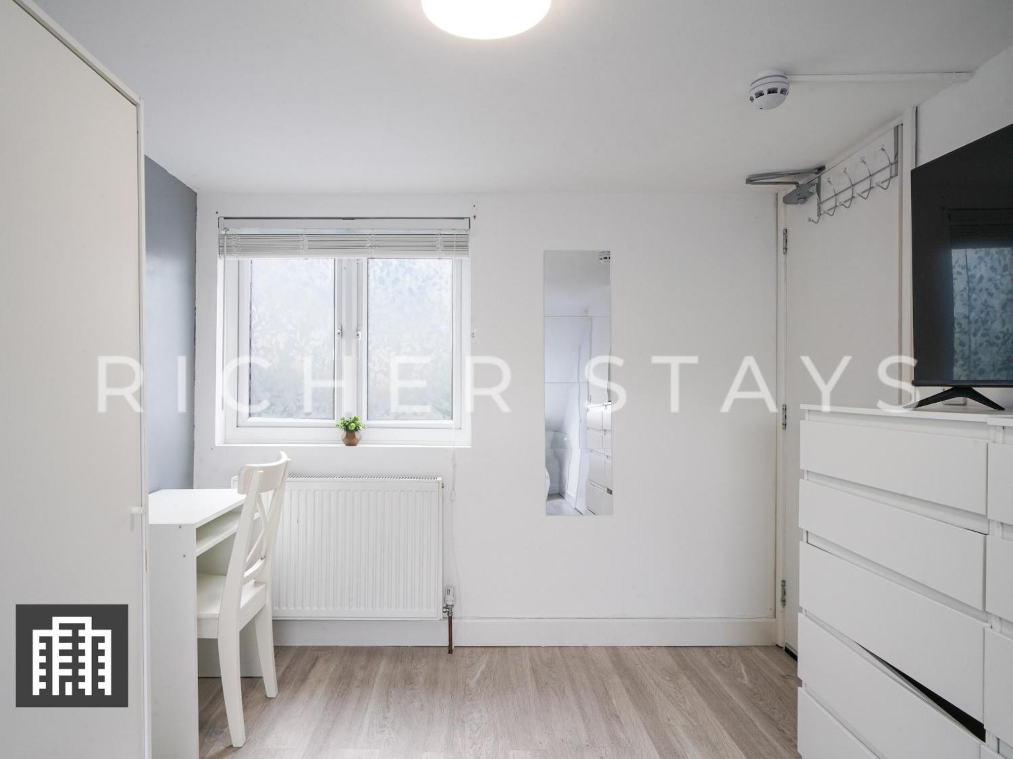 Large Home For Contractors & Families - Garden & Amenities Londen Buitenkant foto
